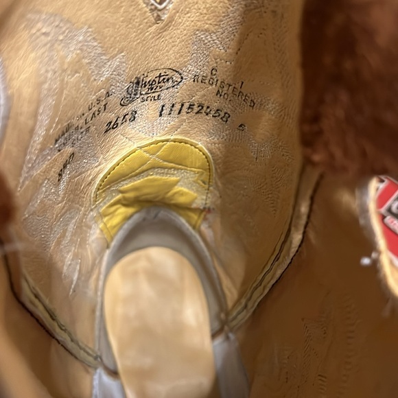 Justin Boots for men. Like new! Size 8.5 - Picture 7 of 11